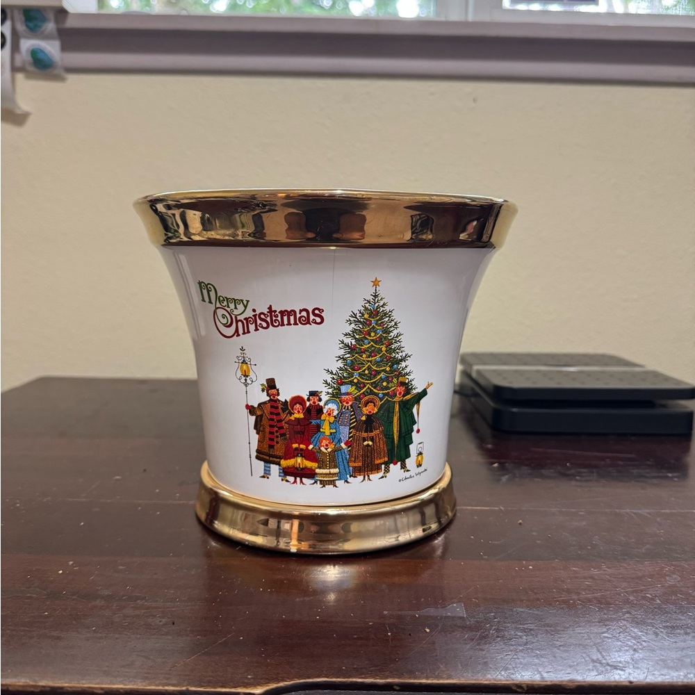 Charles Wysocki Merry Christmas Happy Carolers Planter - Small Chip